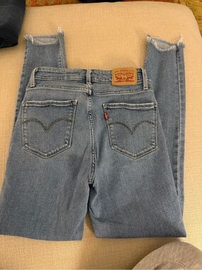Levi's Women's Light Wash Skinny Jeans with Frayed Hems